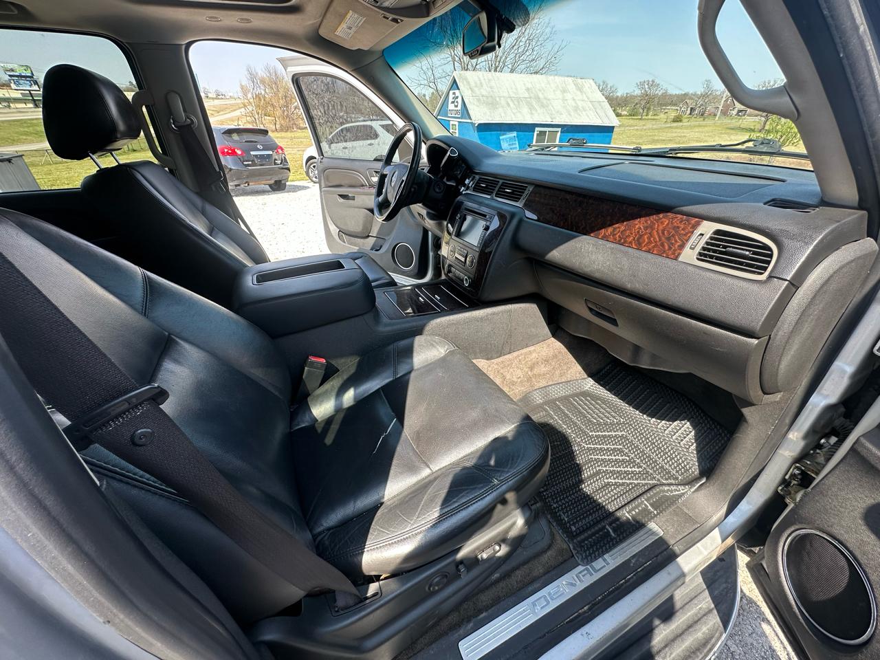 GMC Yukon Denali XL 4WD 2010