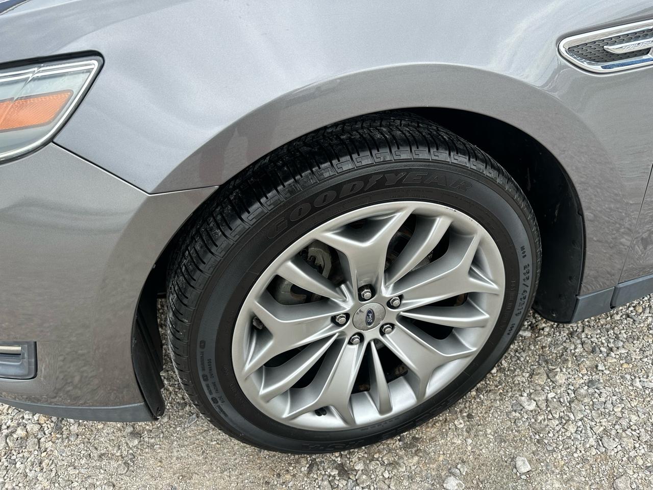 Ford Taurus Limited FWD 2013