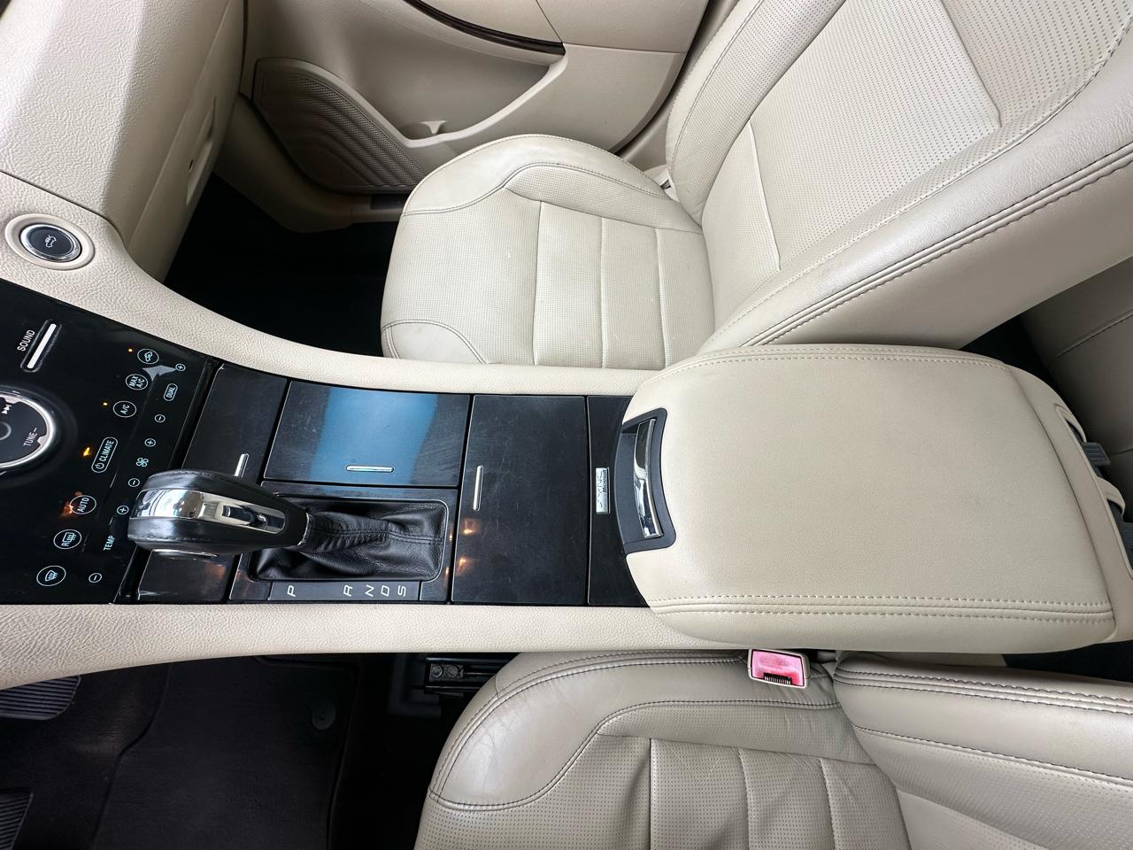 Ford Taurus Limited FWD 2013