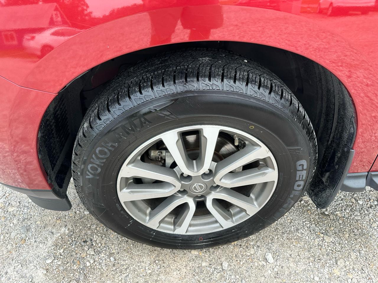 Nissan Pathfinder LE 2WD 2013