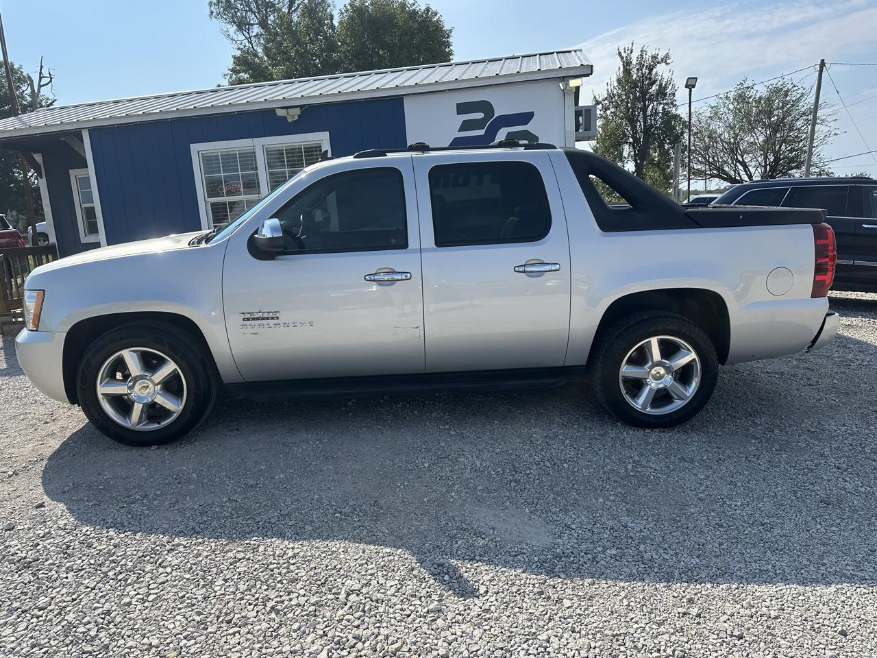 Chevrolet Avalanche LS 2WD 2010