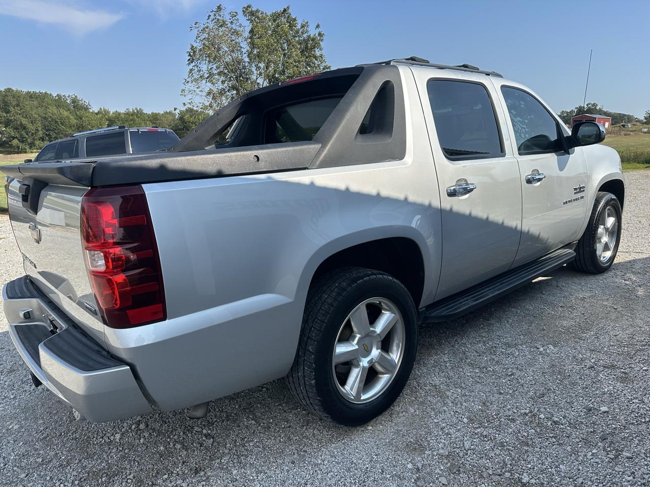 Chevrolet Avalanche LS 2WD 2010