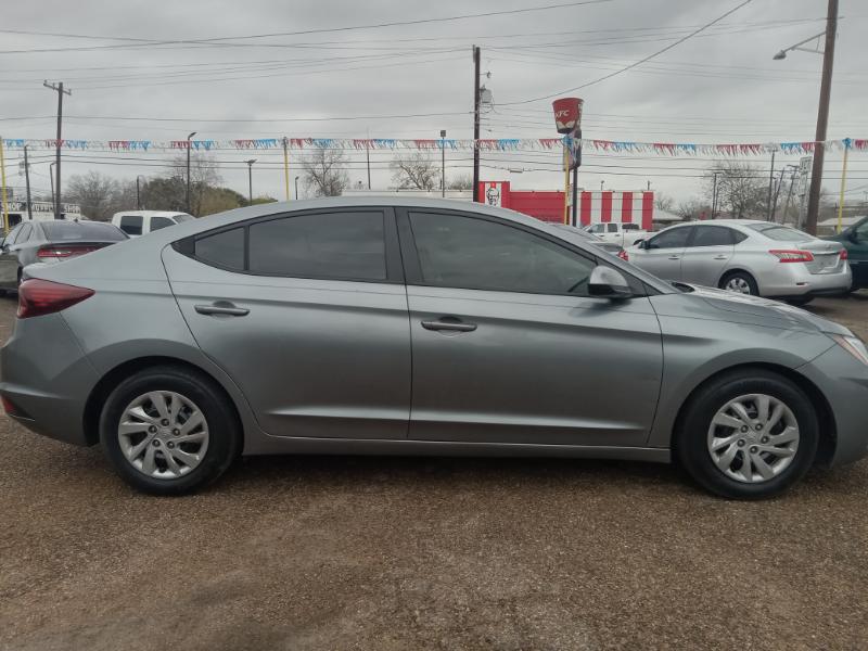 Hyundai Elantra SE 6AT 2019