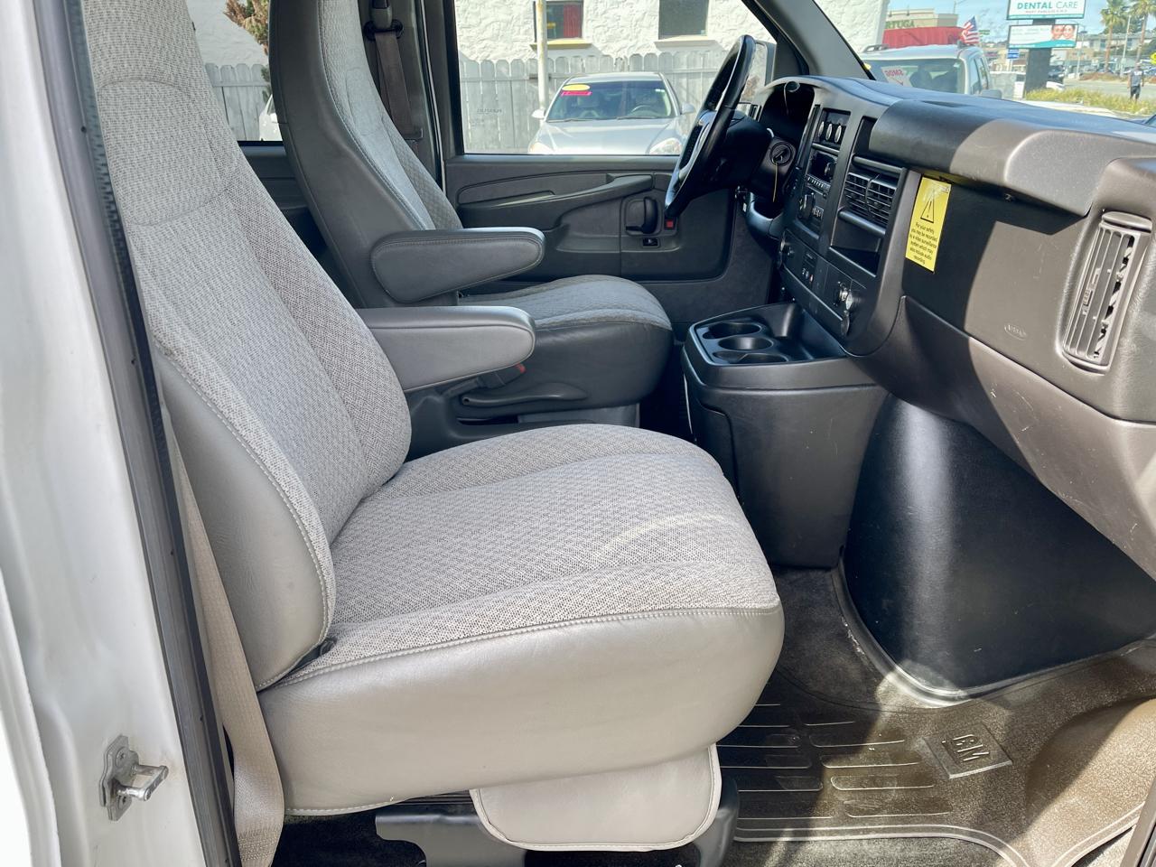 Chevrolet Express Passenger RWD 1500 135" LT 2013