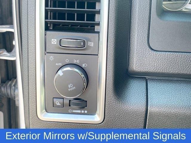 RAM 1500 Classic Tradesman Crew Cab SWB 4WD 2022