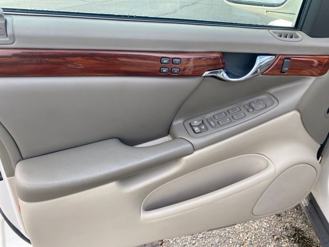 Cadillac DeVille Base 2000