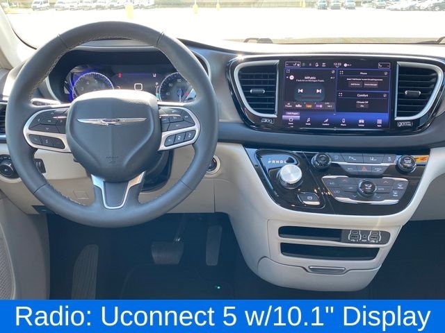 Chrysler Pacifica Touring L 2024