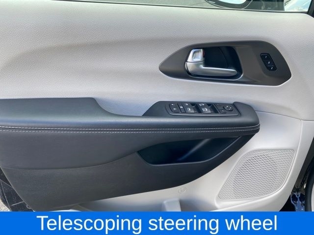 Chrysler Pacifica Touring L 2024