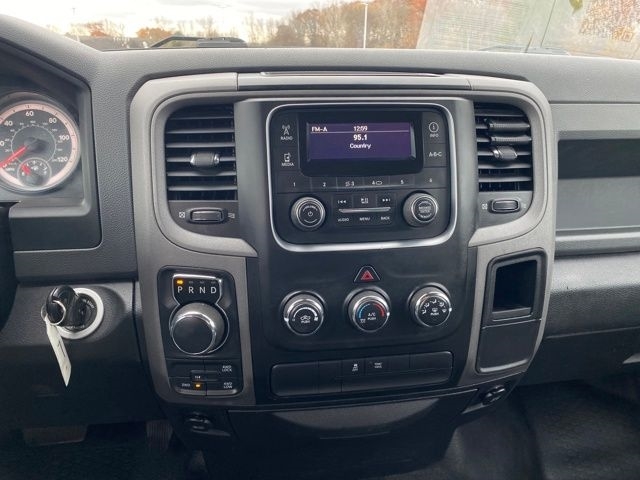 RAM 1500 Tradesman Quad Cab 4WD 2016