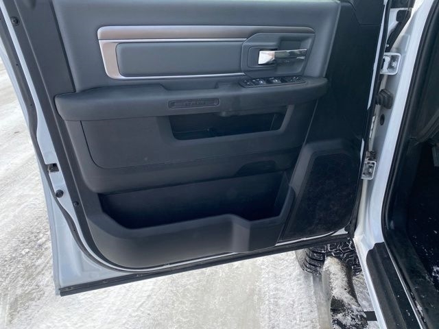 RAM 1500 Classic Tradesman Crew Cab SWB 4WD 2023