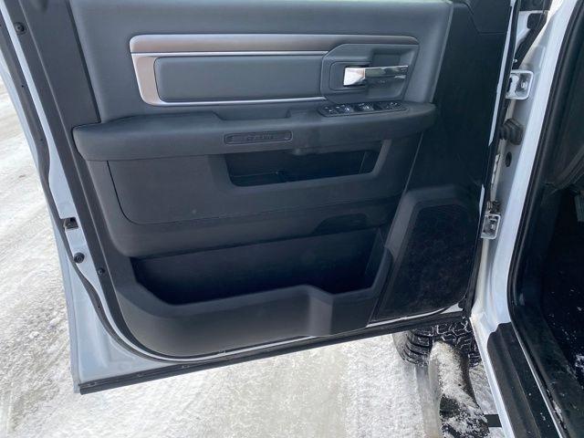 RAM 1500 Classic Tradesman Crew Cab SWB 4WD 2023