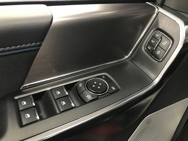 Ford F-150 Platinum SuperCrew 4WD 2025