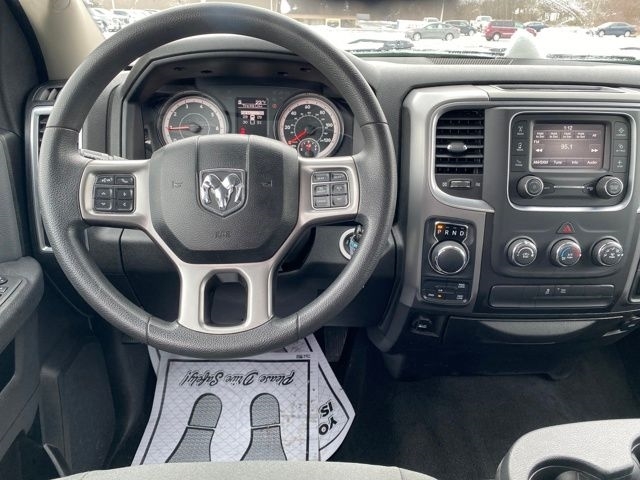 RAM 1500 Classic Tradesman Crew Cab SWB 4WD 2022