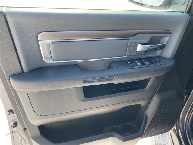 RAM 1500 Classic Tradesman Crew Cab SWB 4WD 2023