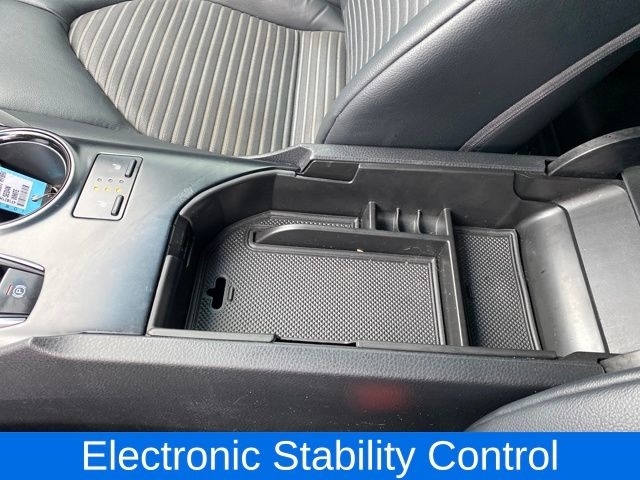 Toyota Camry Hybrid XLE 2019