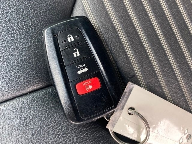 Toyota Camry Hybrid XLE 2019