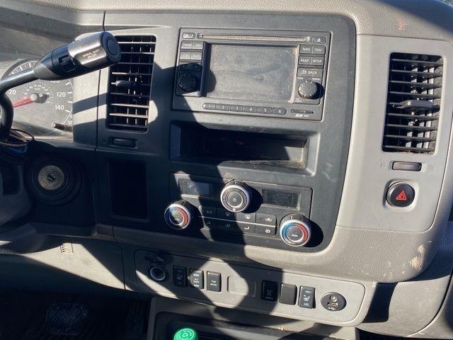 Nissan NV Passenger 3500 SL V8 2013