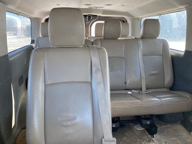 Nissan NV Passenger 3500 SL V8 2013