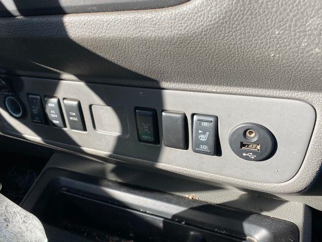 Nissan NV Passenger 3500 SL V8 2013