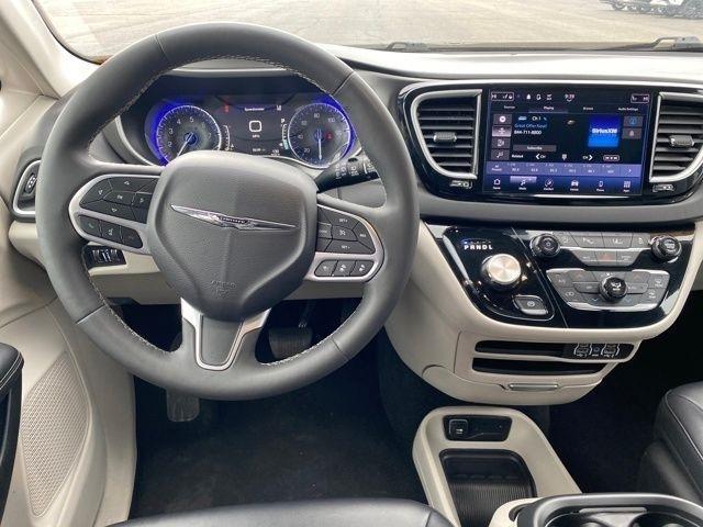 Chrysler Pacifica Touring L 2024