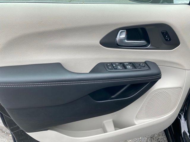 Chrysler Pacifica Touring L 2024