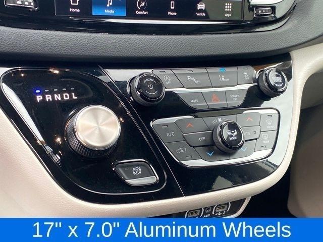 Chrysler Pacifica Touring L 2024