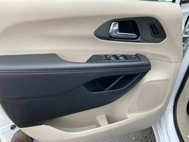 Chrysler Pacifica Touring L 2024