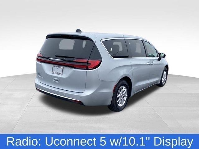 Chrysler Pacifica Touring L 2024