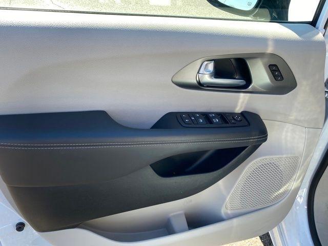 Chrysler Pacifica Touring L 2024