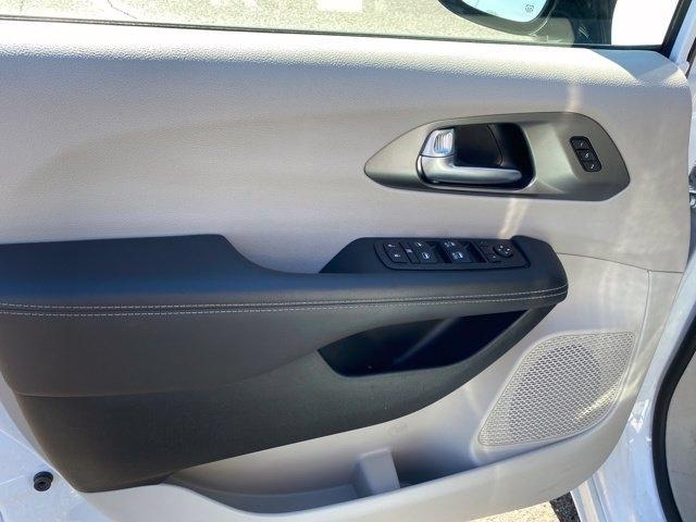 Chrysler Pacifica Touring L 2024