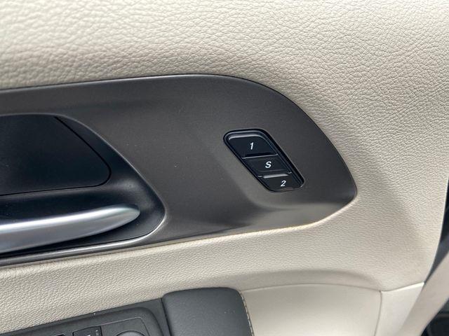 Chrysler Pacifica Touring L 2024