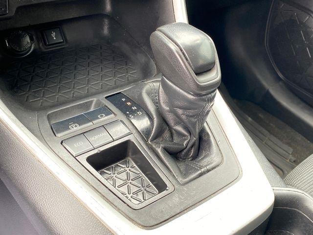 Toyota RAV4 LE 2021