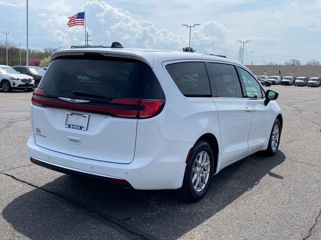 Chrysler Pacifica Touring L 2024