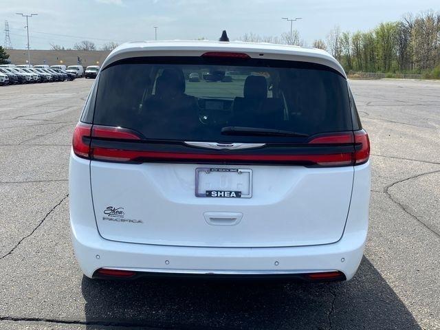 Chrysler Pacifica Touring L 2024