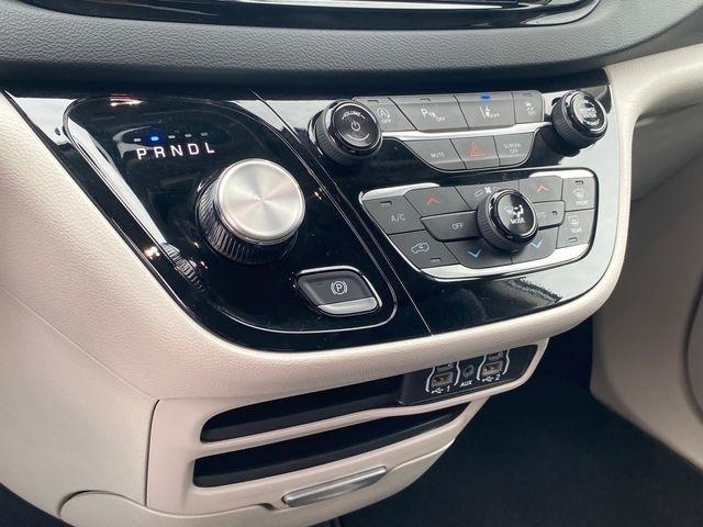 Chrysler Pacifica Touring L 2024