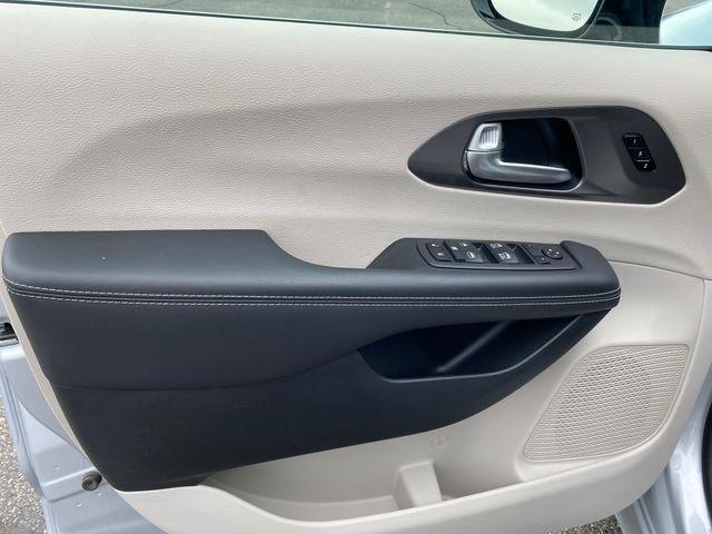 Chrysler Pacifica Touring L 2024