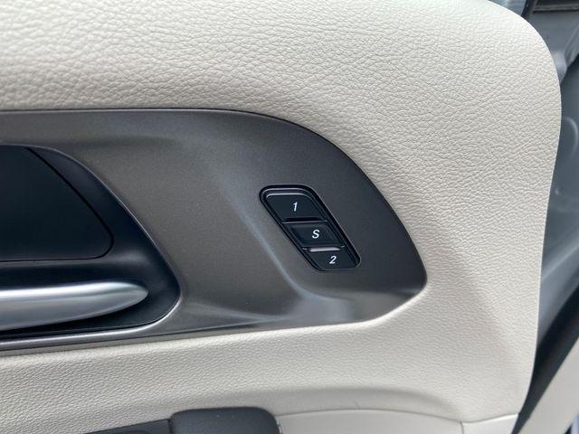 Chrysler Pacifica Touring L 2024