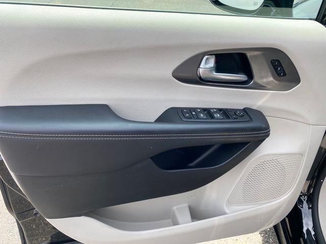 Chrysler Pacifica Touring L 2024