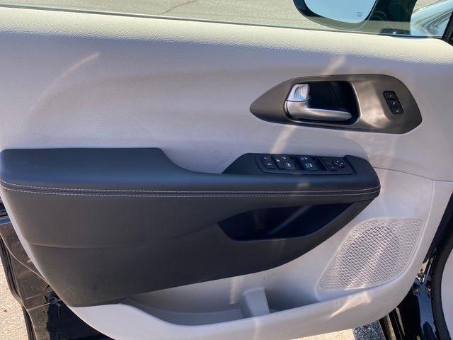 Chrysler Pacifica Touring L 2024