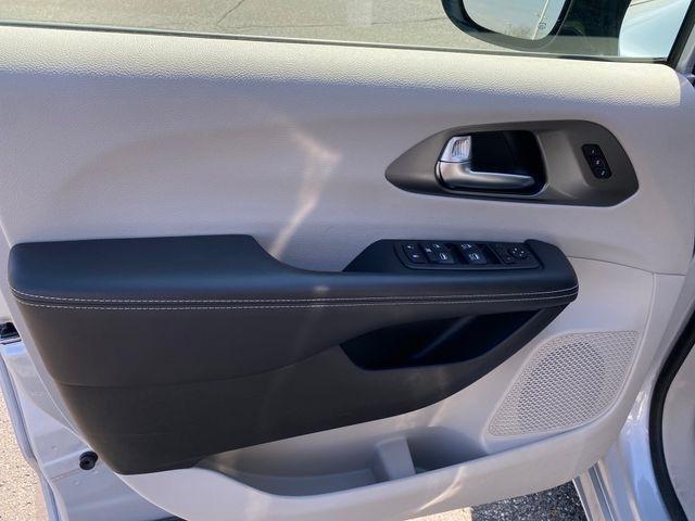 Chrysler Pacifica Touring L 2024