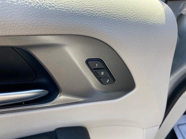 Chrysler Pacifica Touring L 2024