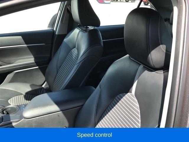 Toyota Camry SE 2023