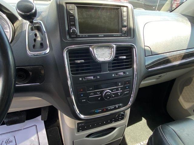 Chrysler Town & Country Touring-L 2011