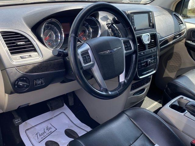 Chrysler Town & Country Touring-L 2011