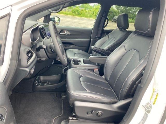 Chrysler Pacifica Select 2025