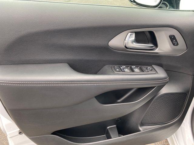 Chrysler Pacifica Select 2025