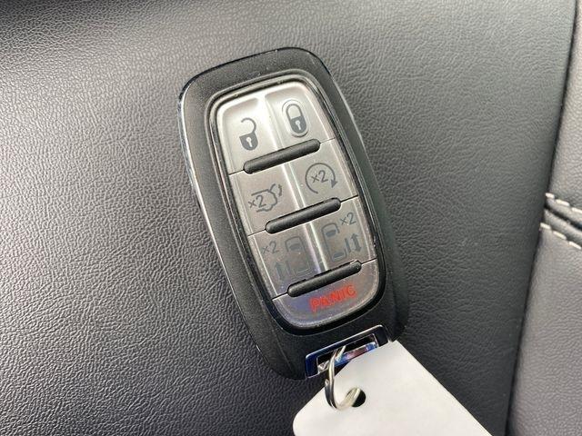 Chrysler Pacifica Select 2025