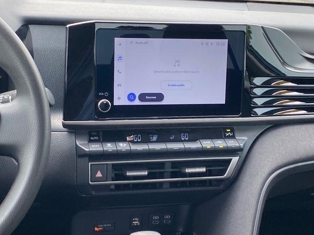 Toyota Camry Hybrid XLE 2025