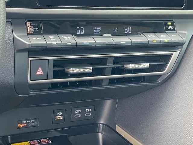 Toyota Camry Hybrid XLE 2025