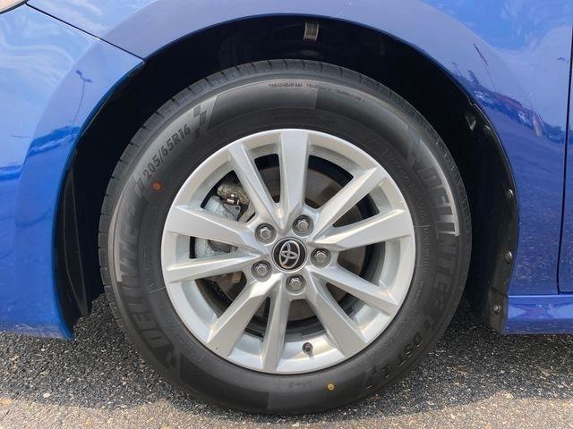 Toyota Camry Hybrid XLE 2025